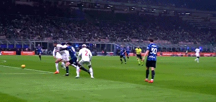 清晨突围战来临,国际米兰围绕中超强势反弹,引发热议,更衣室氛围转暖 清晨突围战来临,国际米兰围绕中超强势反弹,引发热议,更衣室氛围转暖